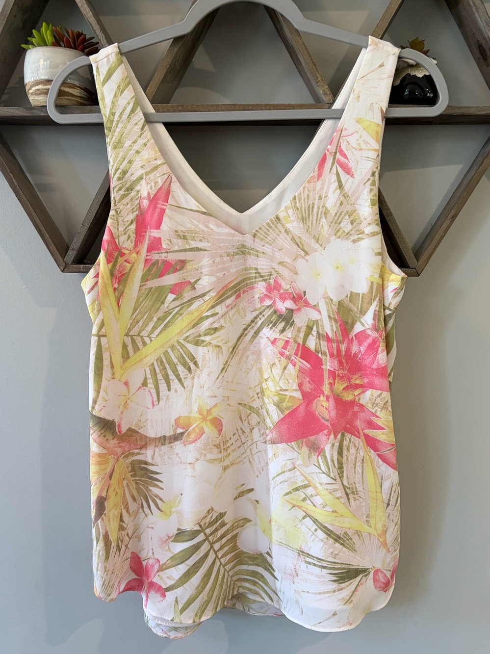RW&CO sleeveless tropical floral print top. Size small.